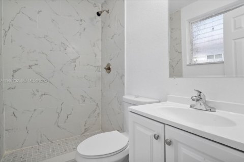 Villa ou maison à vendre à North Miami Beach, Floride: 3 chambres, 152.36 m2 № 2035776 - photo 17