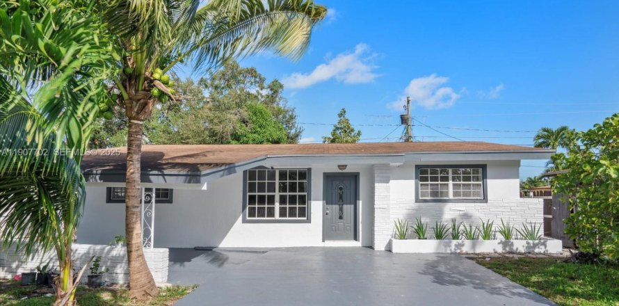 Villa ou maison à North Miami Beach, Floride 3 chambres, 152.36 m2 № 2035776