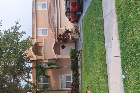 House in Lake Worth, Florida 5 bedrooms, 261.06 sq.m. № 1181999 - photo 1