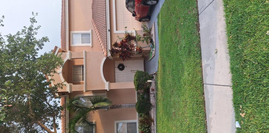 House in Lake Worth, Florida 5 bedrooms, 261.06 sq.m. № 1181999