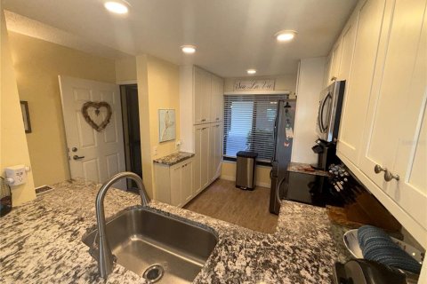 Condo in Saint Petersburg, Florida, 2 bedrooms  № 2215558 - photo 11