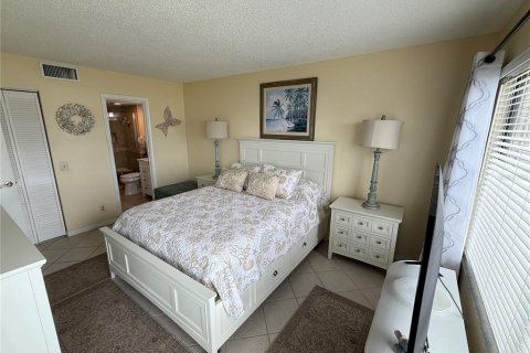 Condo in Saint Petersburg, Florida, 2 bedrooms  № 2215558 - photo 20