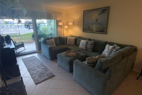 Condo in Saint Petersburg, Florida, 2 bedrooms  № 2215558 - photo 17