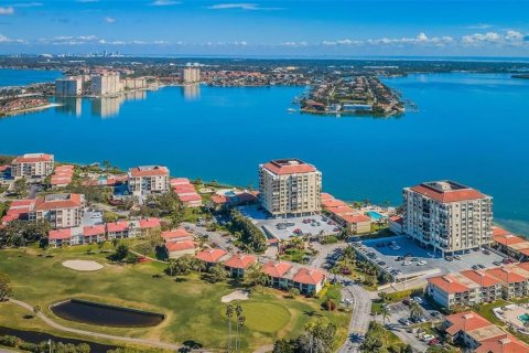 Condo in Saint Petersburg, Florida, 2 bedrooms  № 2215558 - photo 4
