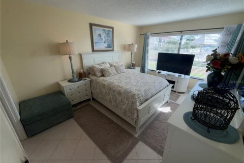 Condo in Saint Petersburg, Florida, 2 bedrooms  № 2215558 - photo 19