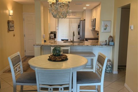 Condo in Saint Petersburg, Florida, 2 bedrooms  № 2215558 - photo 7