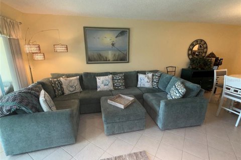 Condo in Saint Petersburg, Florida, 2 bedrooms  № 2215558 - photo 16