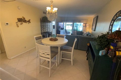 Condo in Saint Petersburg, Florida, 2 bedrooms  № 2215558 - photo 9
