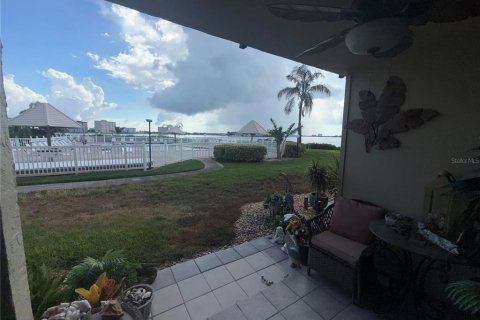 Condo in Saint Petersburg, Florida, 2 bedrooms  № 2215558 - photo 18