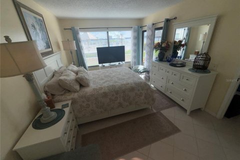 Condo in Saint Petersburg, Florida, 2 bedrooms  № 2215558 - photo 21