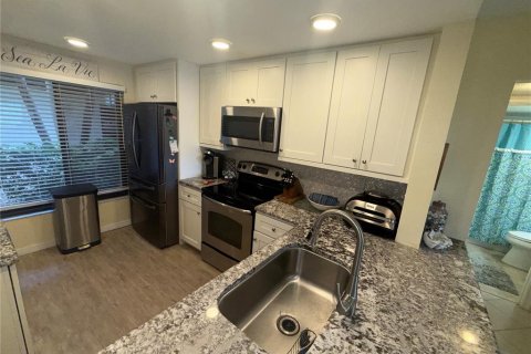 Condo in Saint Petersburg, Florida, 2 bedrooms  № 2215558 - photo 10