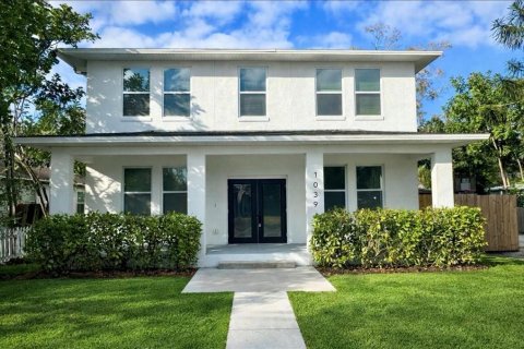 House in Saint Petersburg, Florida 7 bedrooms, 360.18 sq.m. № 2198784
