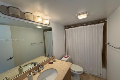 Condo in Bal Harbour, Florida, 2 bedrooms  № 1862807 - photo 11