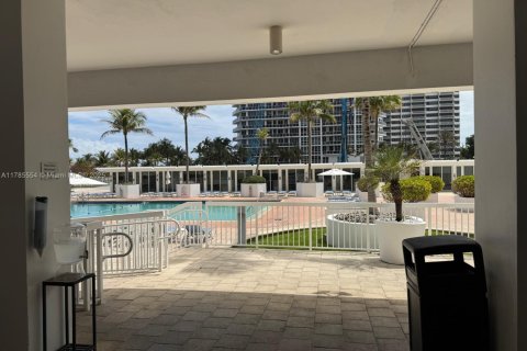 Condo in Bal Harbour, Florida, 2 bedrooms  № 1862807 - photo 13