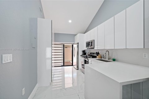 Condominio en venta en Hialeah Gardens, Florida, 3 dormitorios, 117.99 m2 № 2046086 - foto 9