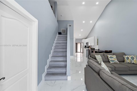 Condominio en venta en Hialeah Gardens, Florida, 3 dormitorios, 117.99 m2 № 2046086 - foto 2