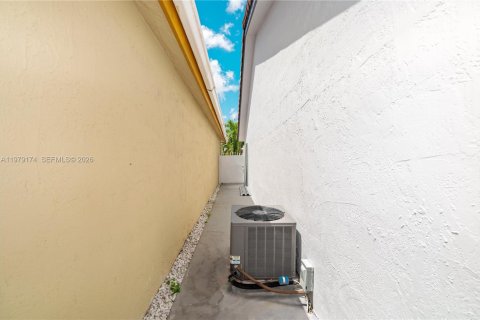 Condominio en venta en Hialeah Gardens, Florida, 3 dormitorios, 117.99 m2 № 2046086 - foto 26