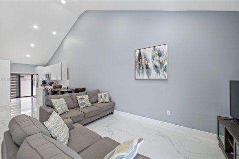 Condominio en venta en Hialeah Gardens, Florida, 3 dormitorios, 117.99 m2 № 2046086 - foto 5