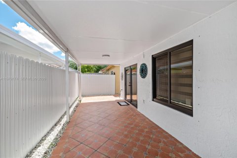 Condominio en venta en Hialeah Gardens, Florida, 3 dormitorios, 117.99 m2 № 2046086 - foto 24
