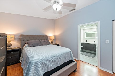 Condominio en venta en Hialeah Gardens, Florida, 3 dormitorios, 117.99 m2 № 2046086 - foto 12