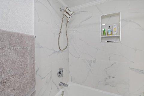 Condominio en venta en Hialeah Gardens, Florida, 3 dormitorios, 117.99 m2 № 2046086 - foto 20