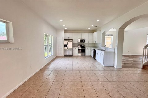 House in Miramar, Florida 4 bedrooms, 212.75 sq.m. № 1929793 - photo 13