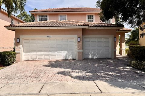 House in Miramar, Florida 4 bedrooms, 212.75 sq.m. № 1929793 - photo 1