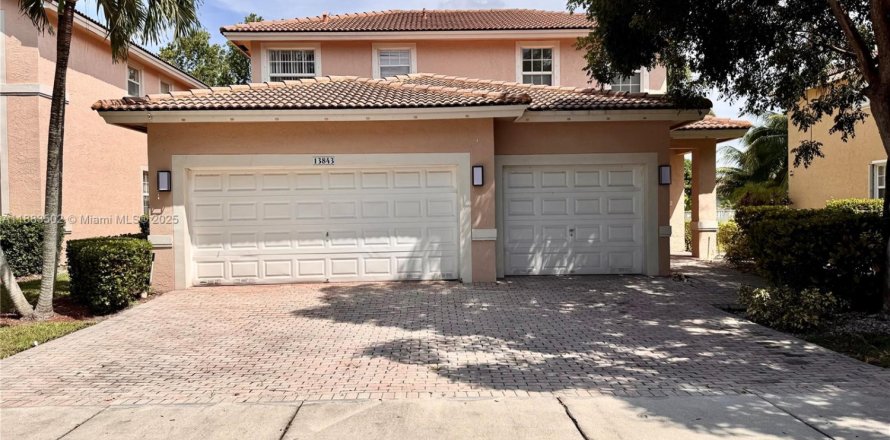 House in Miramar, Florida 4 bedrooms, 212.75 sq.m. № 1929793