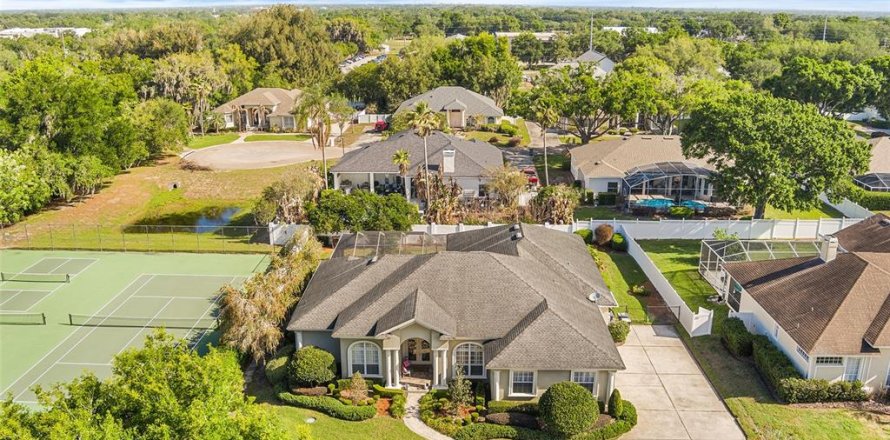 House in Lakeland, Florida 5 bedrooms, 298.96 sq.m. № 2296291