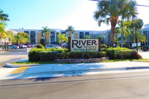 Condo in Oakland Park, Florida, 1 bedroom № 2060093 - photo 2