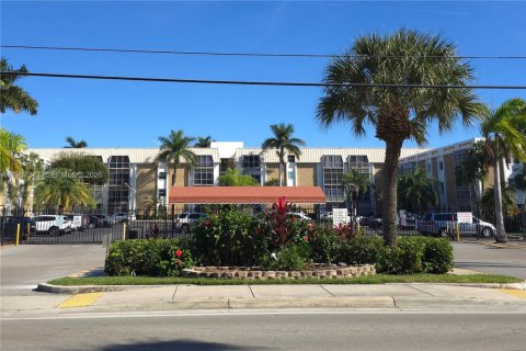 Condo in Oakland Park, Florida, 1 bedroom № 2060093 - photo 20