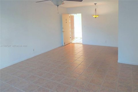 Condo in Oakland Park, Florida, 1 bedroom № 2060093 - photo 10