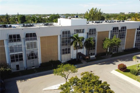 Condo in Oakland Park, Florida, 1 bedroom № 2060093 - photo 7