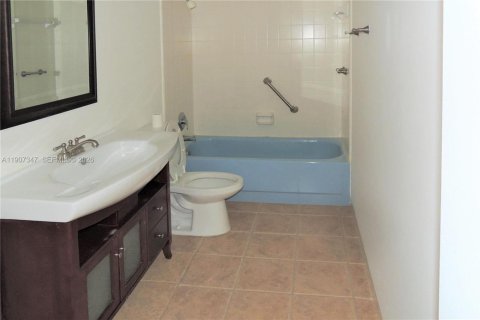 Condo in Oakland Park, Florida, 1 bedroom № 2060093 - photo 13