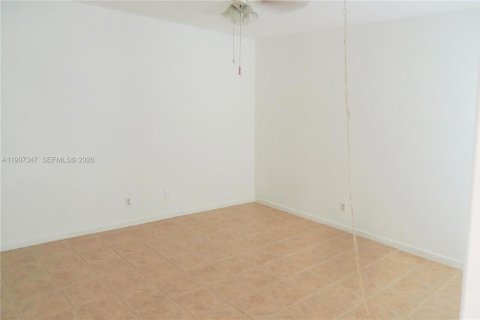 Condo in Oakland Park, Florida, 1 bedroom № 2060093 - photo 14
