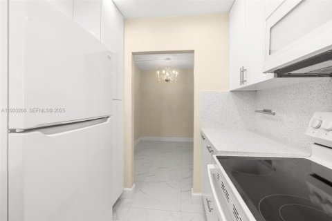 Condo in Miami Beach, Florida, 2 bedrooms № 1991178 - photo 15