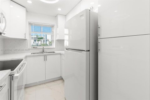 Condo in Miami Beach, Florida, 2 bedrooms № 1991178 - photo 16