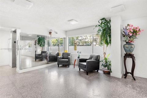 Condo in Miami Beach, Florida, 2 bedrooms № 1991178 - photo 5