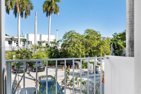 Condo in Miami Beach, Florida, 2 bedrooms № 1991178 - photo 20