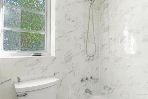 Condo in Miami Beach, Florida, 2 bedrooms № 1991178 - photo 7