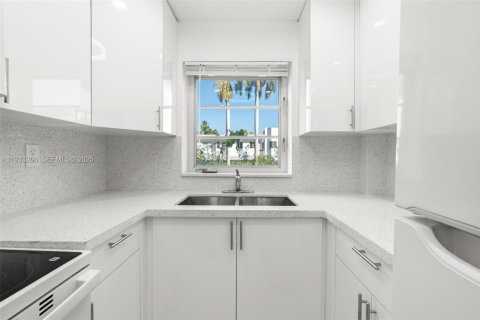 Condo in Miami Beach, Florida, 2 bedrooms № 1991178 - photo 13