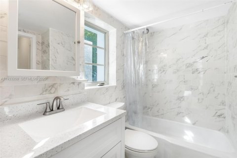 Condo in Miami Beach, Florida, 2 bedrooms № 1991178 - photo 26
