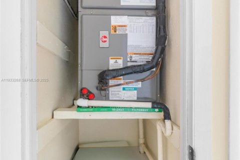 Condo in Miami Beach, Florida, 2 bedrooms № 1991178 - photo 8