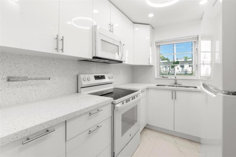 Condo in Miami Beach, Florida, 2 bedrooms № 1991178 - photo 12