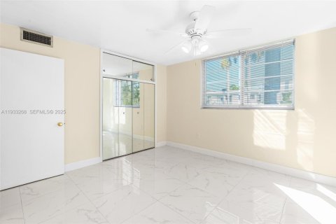 Condo in Miami Beach, Florida, 2 bedrooms № 1991178 - photo 29