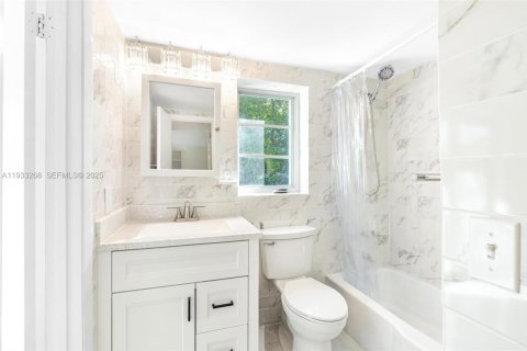 Condo in Miami Beach, Florida, 2 bedrooms № 1991178 - photo 24