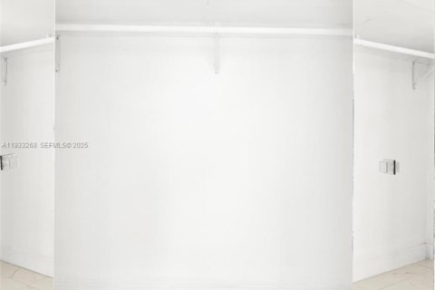 Condo in Miami Beach, Florida, 2 bedrooms № 1991178 - photo 27