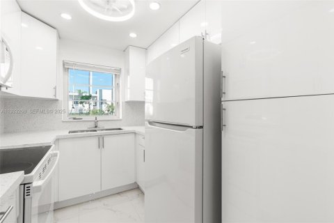 Condo in Miami Beach, Florida, 2 bedrooms № 1991178 - photo 11
