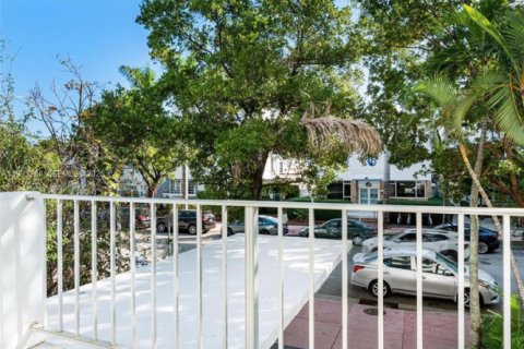 Condo in Miami Beach, Florida, 2 bedrooms № 1991178 - photo 23