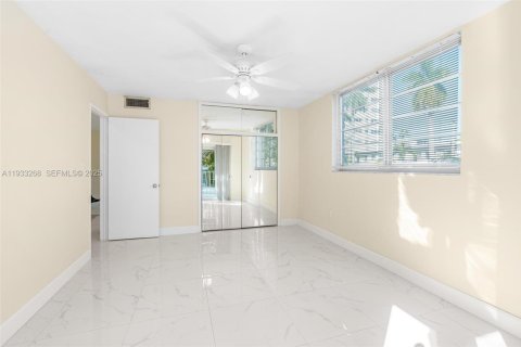 Condo in Miami Beach, Florida, 2 bedrooms № 1991178 - photo 28